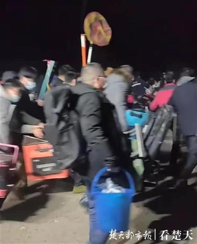 妄想山海|武汉一钓场火了：钓鱼也要“赶集”，上百人百米冲刺抢理想钓位