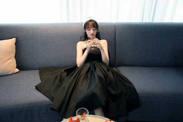 郑爽|郑爽被爆当妈！前两天还穿抹胸黑裙拿代言，如今Prada股价却狂跌