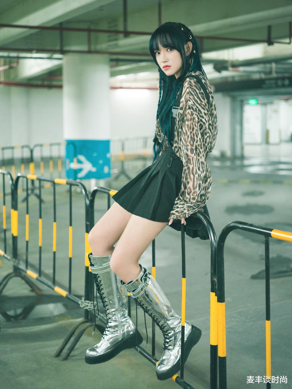 程潇|程潇长得也太精致了，穿衬衫百褶裙搭配空气刘海，美成漫画女主