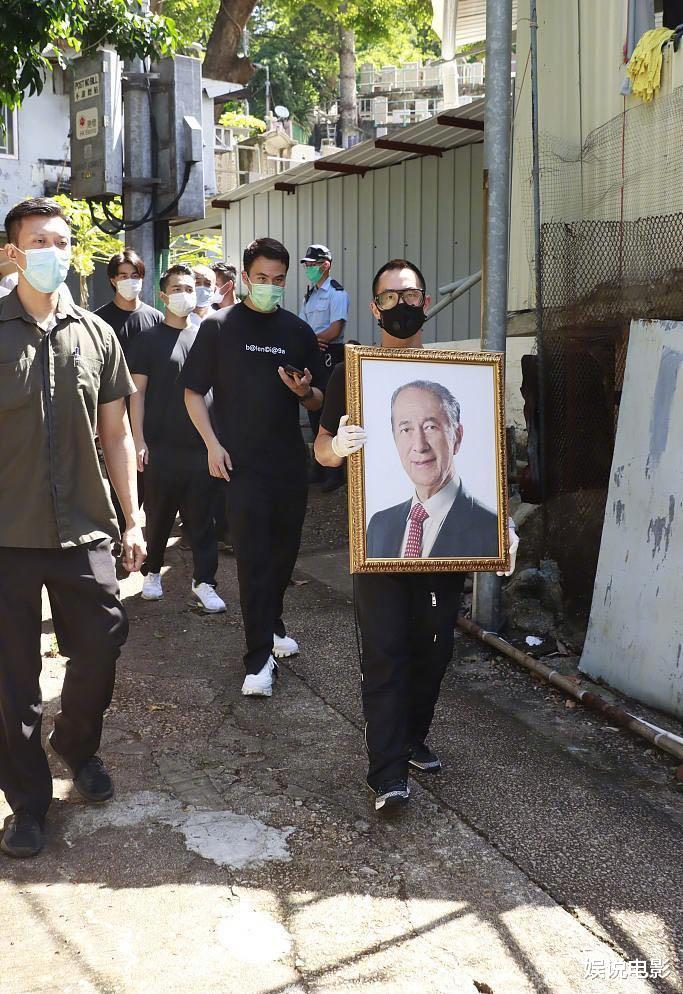 赌王|赌王灵柩转移,四子护驾,其中一个还玩手机,难怪不受重用