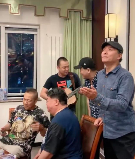 谢园|谢园逝世前最后一次聚会照，与众多老戏骨一起高歌，谢园载歌载舞乐不可支
