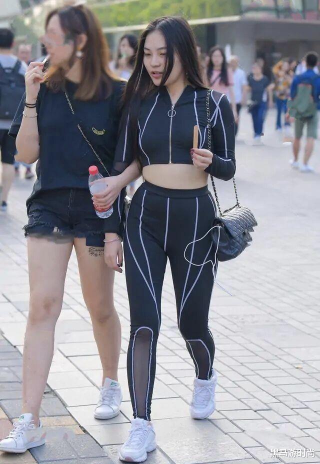 女孩|闺蜜一起健身怎么穿？全黑健身服活力满满