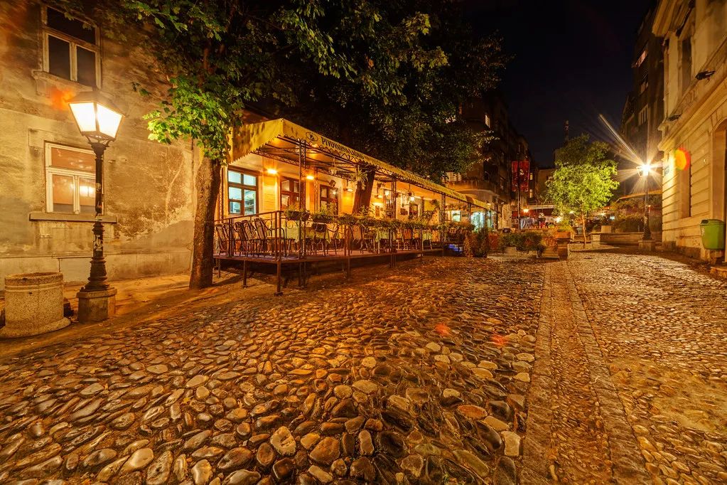 #欧洲#这位含泪求助的总统身后，是首个对中国免签的欧洲国家，美极了！