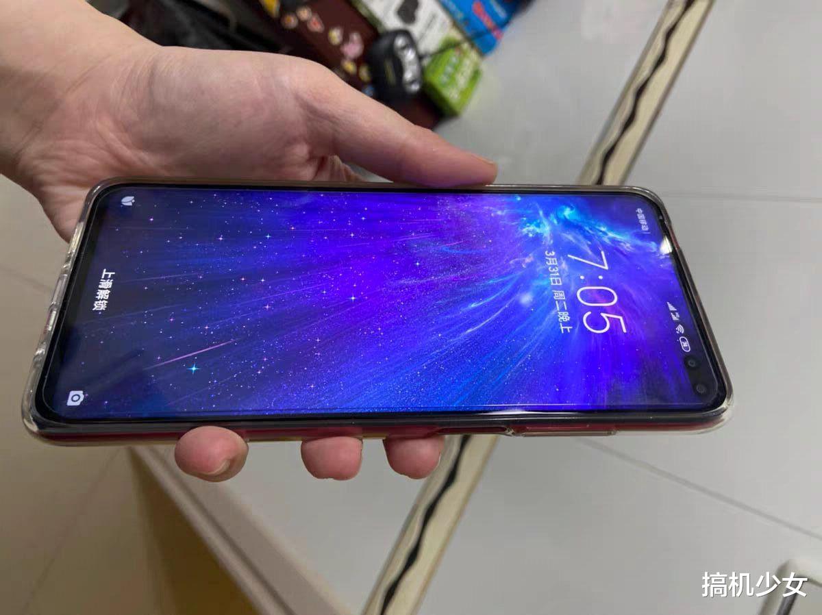 5G▲卢伟冰亮剑，120Hz刷新率+128GB+IMX686主摄，5G手机跌至1999元