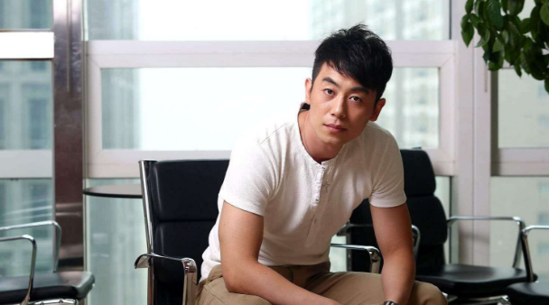 朱亚文|半个娱乐圈都请不到她,唯独朱亚文可以?两个人什么关系?