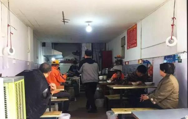 []街边这家饭店很“任性”4张桌子4道菜，只营业半天，老板：很无奈