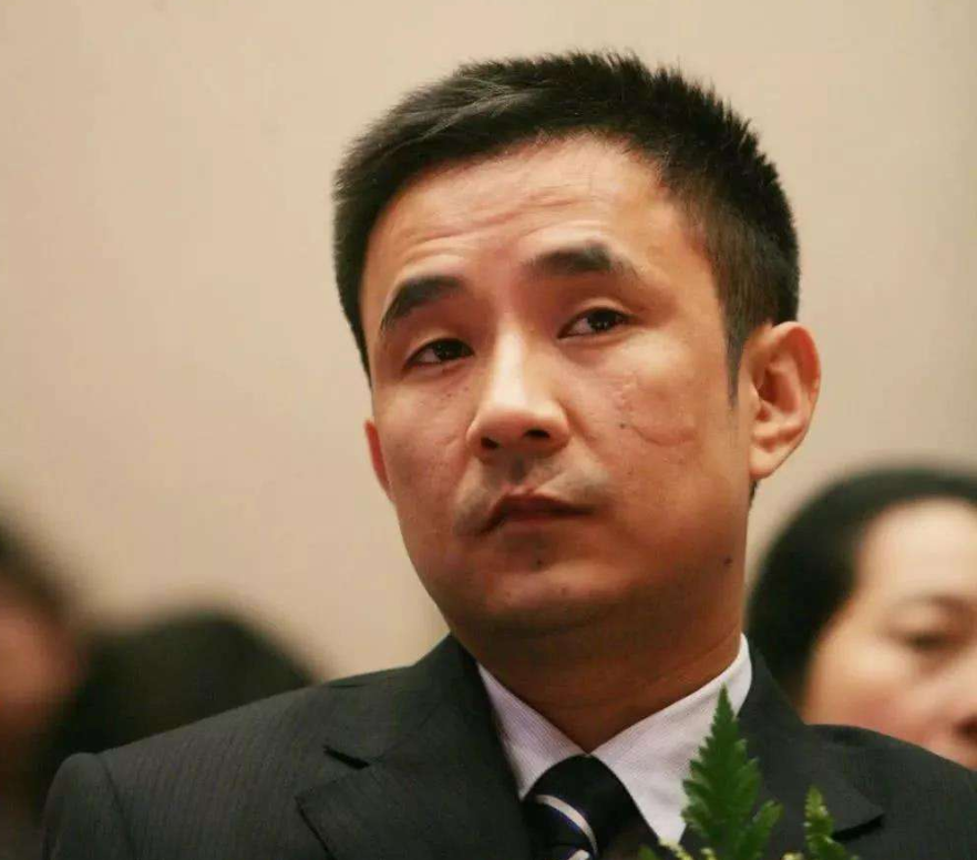 创业|负债800亿跑去外国，还带走61亿跟明星女友，父亲去世都不敢回