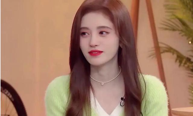 鞠婧祎|鞠婧祎除了性别，到底还有什么是真的，十层假发片是不是有点太“夸张”！