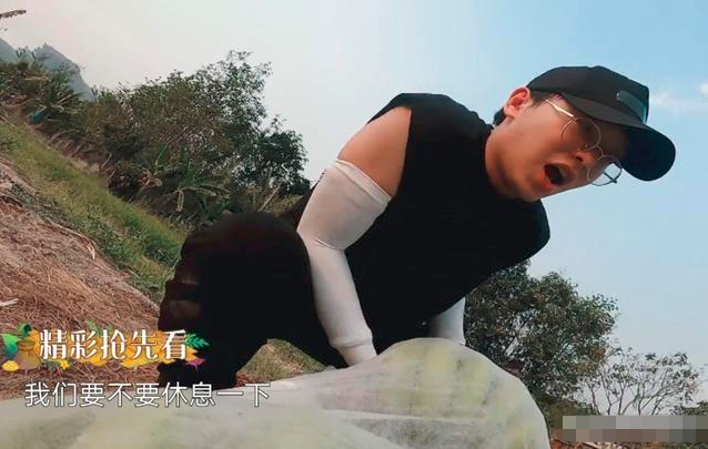 「郭麒麟」同样是摘香蕉，沙溢一扛一麻袋，再看郭麒麟，才知啥叫富家子弟