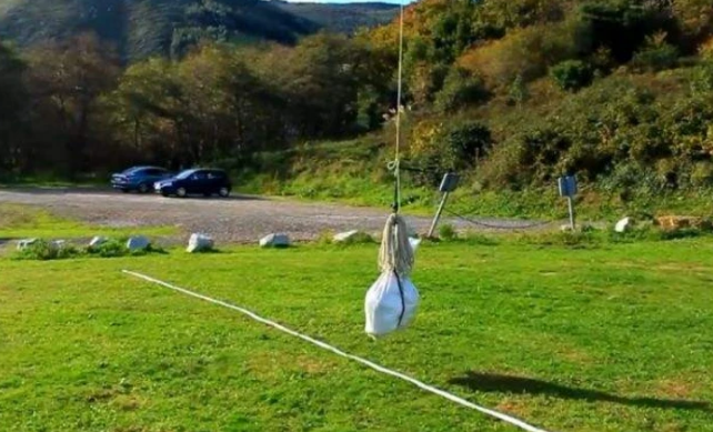 ▲?怎么证明地球的转动？只要把石头吊在空中，神奇的事情就发生了