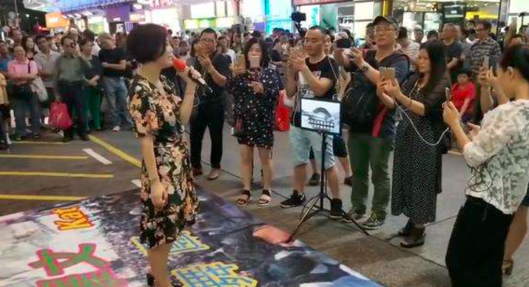 星光大道@她曾是《星光大道》冠军，在春晚“C位压轴唱”，1年后却沦落“街头卖唱”