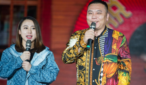 赵本山@22岁时被赵本山带上春晚,成名后开百万路虎,今抛弃丈夫和儿子?