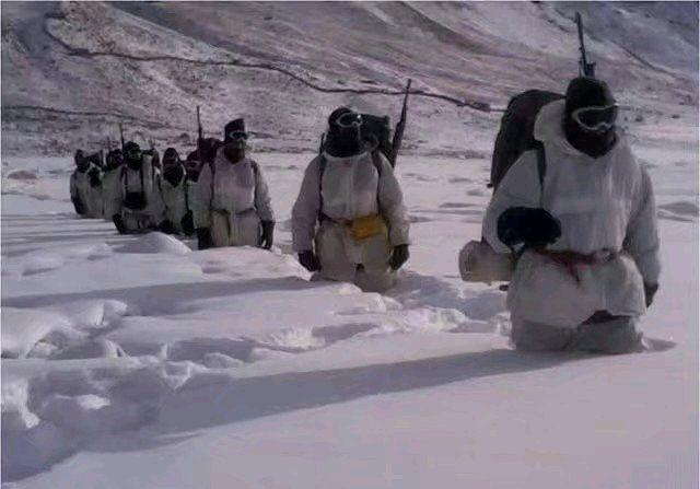 张召忠|深夜零下15度，印军士兵被冻死在哨位：数万人困守山顶藏进壕沟