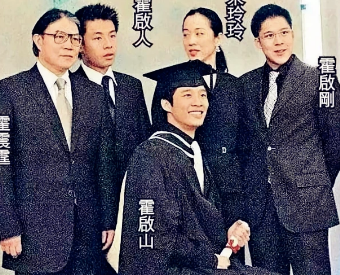 朱玲玲|朱玲玲超霸气，离婚后与霍震霆同框不怯场，合影还搂着婆婆显孝顺