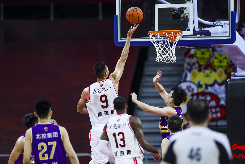 易建联▲宏远男篮坏消息!核心主力易建联伤势恶化,没有来到青岛赛区