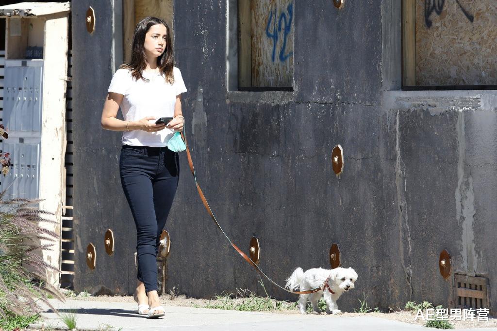 「本·阿弗莱克」男友力爆表!48岁本·阿弗莱克女友被狗仔队追拍,对镜头怒目而瞪