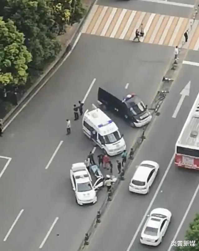 炎黄新媒|湖北一学生过斑马线不幸被警车撞到,车辆失控将孩子卷入车底,伤势严重