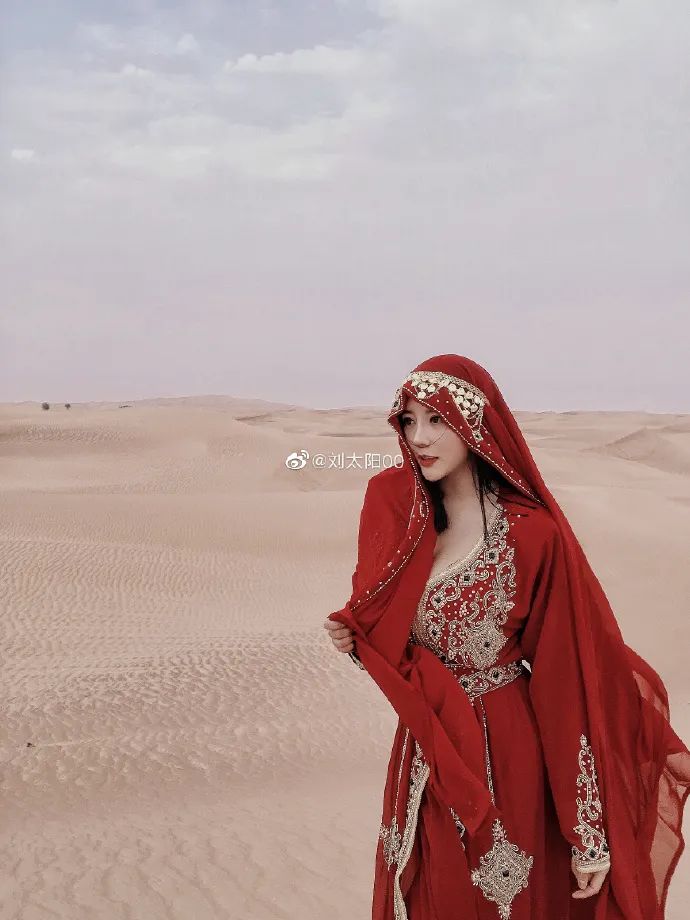 健身|国内健身比赛这美女裁判的身材太犯规了吧！观众都顶不住