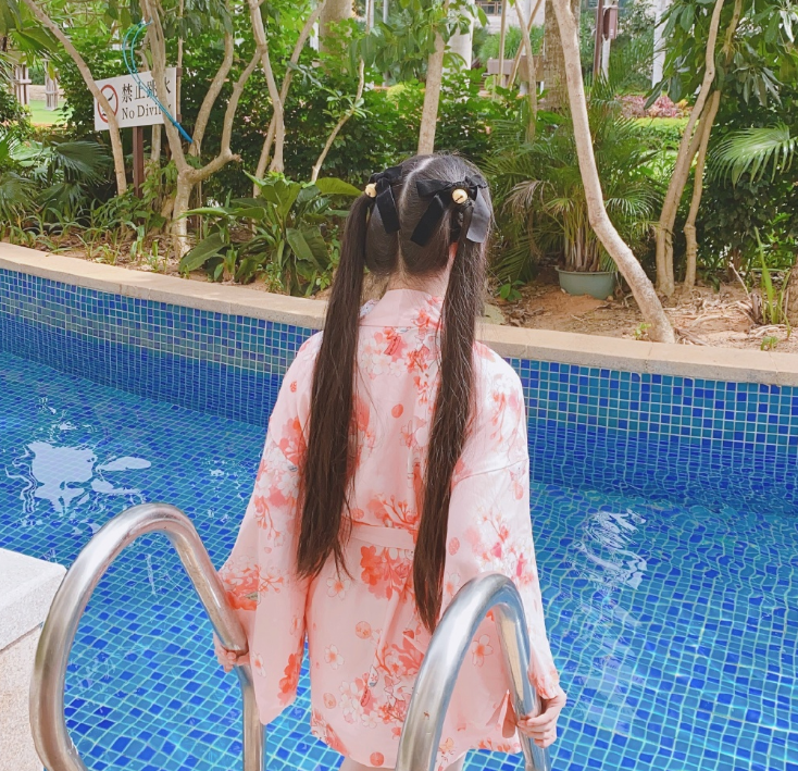 【蔡萝莉】蔡萝莉相邀4位网红美女三亚游，合拍全程不露脸，网友：自卑了？