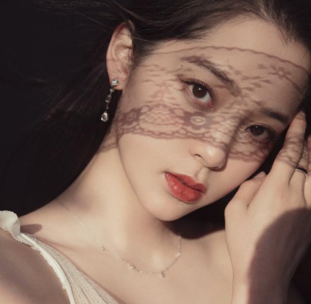 [欧阳娜娜]欧阳娜娜长大了，穿纱裙晚礼服，侧身的那一刻，全网男粉疯狂了