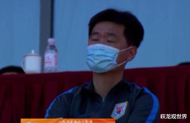 『山东鲁能』鲁能助教指挥意欲何为?球门两度失守 “李太守”却在替补席昏昏欲睡