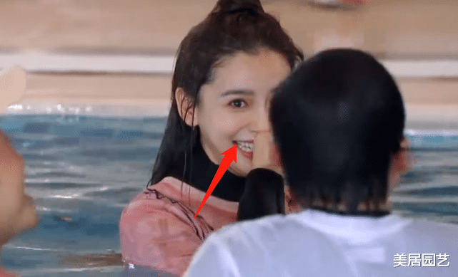 『黄晓明』Baby落水时无意间揉鼻子,摄像师直接怼脸拍,生怕错过“变形”!