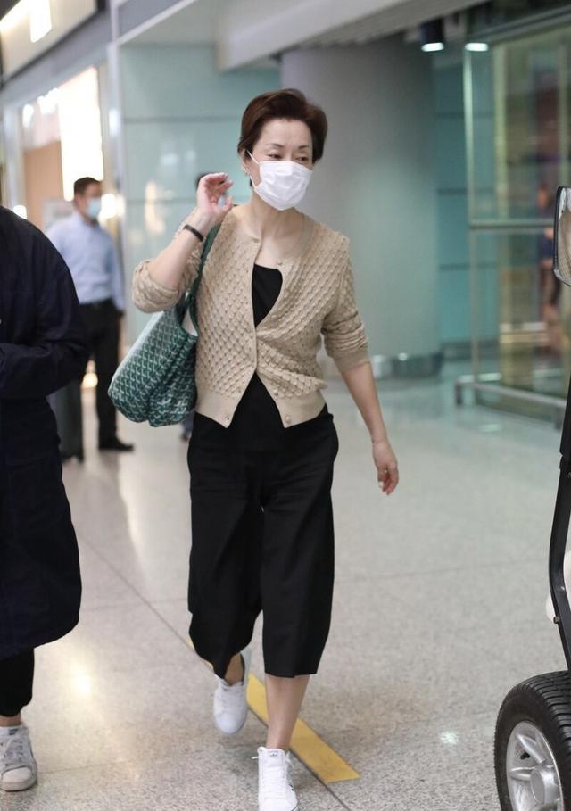 阿黛尔|57岁毛阿敏真时髦，卡其色针织衫内搭一身黑，配棕色短发超显白