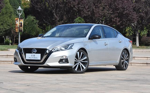 「本田雅阁」又降了！这中级车跌到15.5万，车身4米9油耗6L，不看雅阁就选它