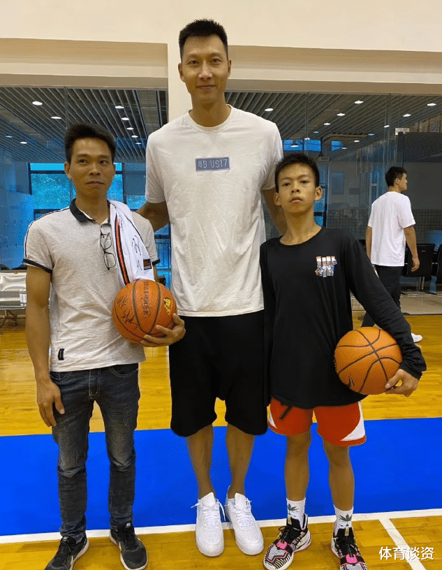 「易建联」独臂少年参观宏远！和易建联合影，要和徐杰单挑，球迷：签个短约吧