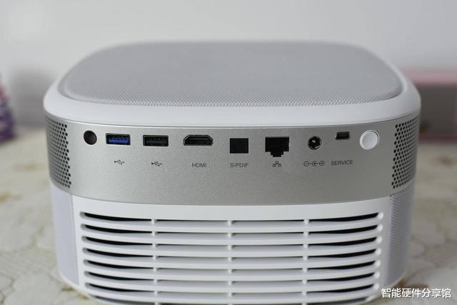 投影仪|白天也能吃鸡看大片，效果媲美万元激光电视，坚果J9投影仪体验