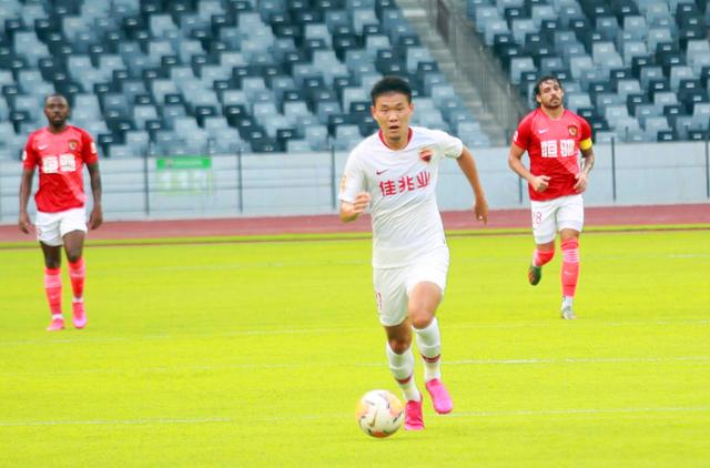 国足▲傍晚18点！李铁迎来重要利好消息，国足冲击世界杯又添新砝码