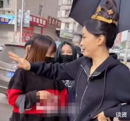 王艳|46岁“晴儿”王艳近照，憔悴沧桑老态尽显，面部肿胀松垮发福