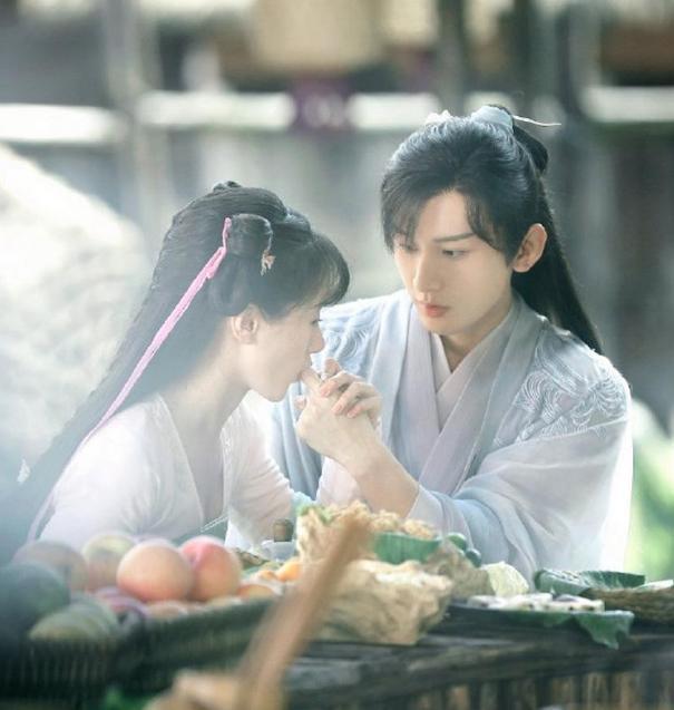 电视剧|《琉璃》璇玑和司凤当众接吻，男方反应太暧昧，网友：入戏太深？