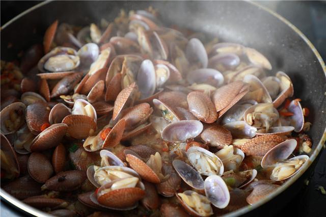 面包▲洗花甲时，只放盐是大错特错！多加这3样，花甲疯狂吐沙，更干净