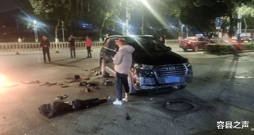 容县之声|凌晨，广西一电动车与奥迪车相撞，一死一伤！车子燃成火球