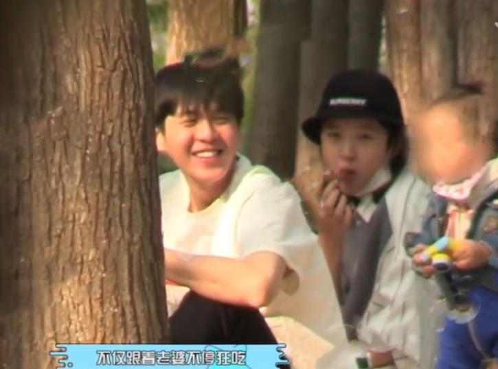 『唐艺昕』唐艺昕挺孕肚出门野餐行动尽显迟缓吃力，肚大如箩获喊话：快生了吧