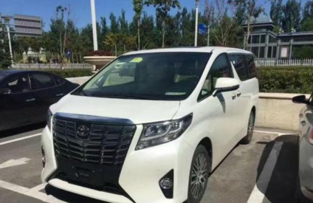 丰田埃尔法▲比亚迪宋MAX上牌被车管所喷字，车主：旁边的埃尔法为啥不喷？