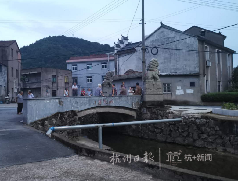 许强|重大犯罪嫌疑人许某某在老家形象跟电视上完全两个人