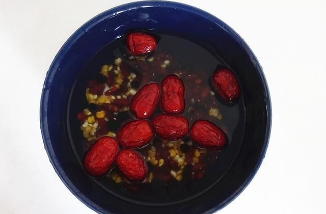 黑豆|40岁的姐姐晚餐就吃它,2个月下来,腰身变细面色好,变年轻了