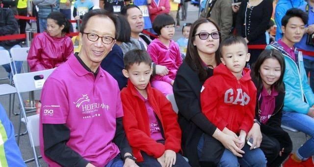 伏明霞@42岁伏明霞现状：退役后嫁老头，如今想为70岁丈夫再生一胎