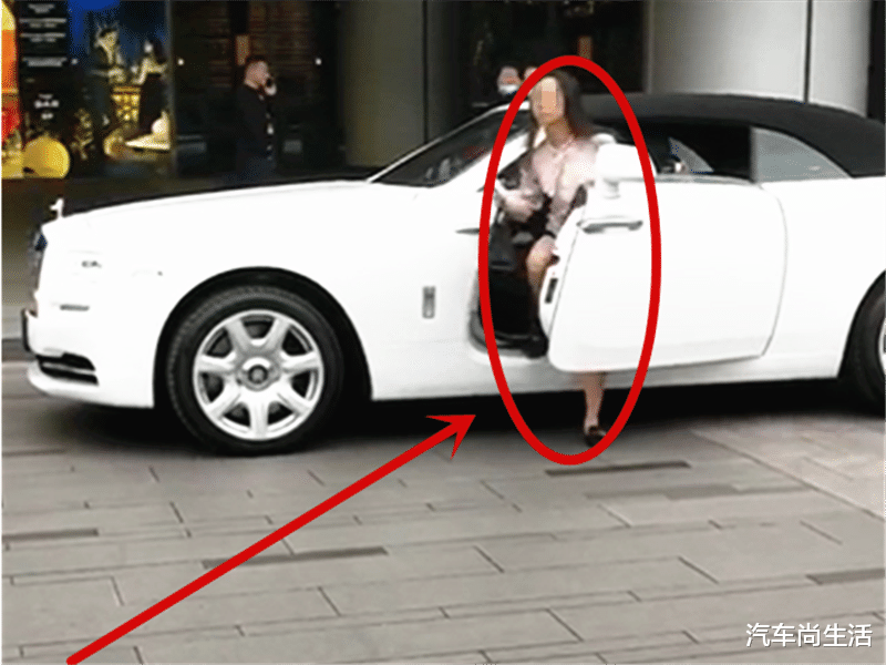 【劳斯莱斯】偶遇600万劳斯莱斯，女司机一下车网友就懂了：看鞋就知道是啥角色！