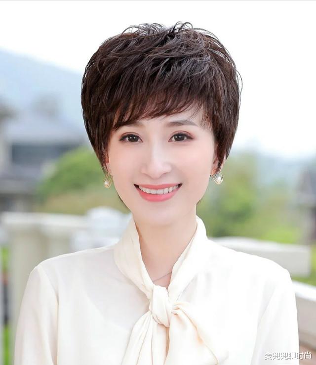 短发|年过50的女人，留什么发型显年轻？试试这3款“短发”，减龄洋气