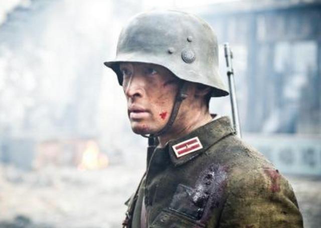 『胡歌』他当年与胡歌平起平坐, 因演了8年抗日神剧而跌落谷底, 后来无戏可拍