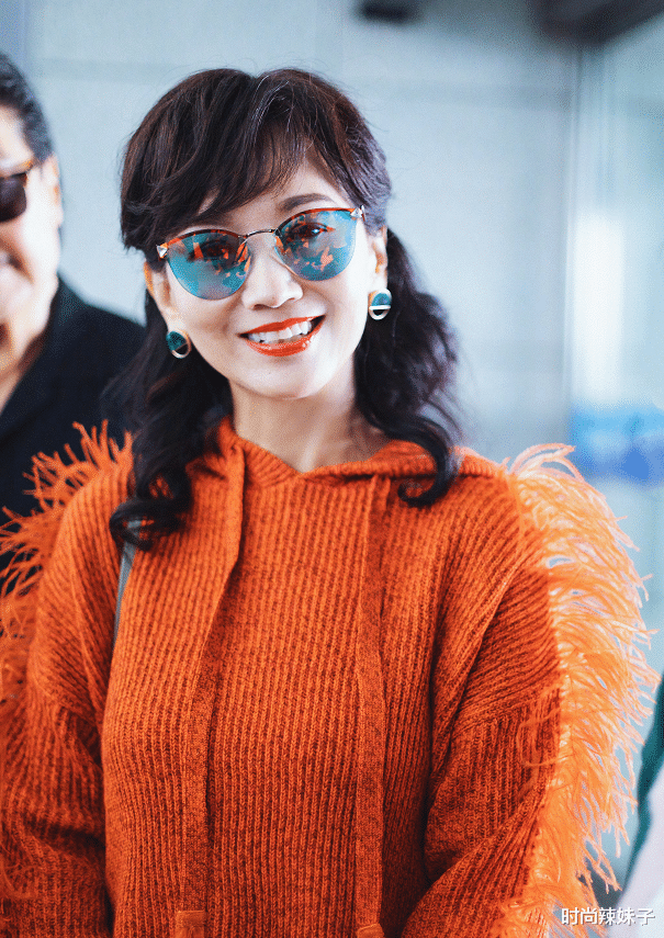 「赵雅芝」服了65岁赵雅芝！一把年纪穿“贴腿裤”走机场，意外给撩到了