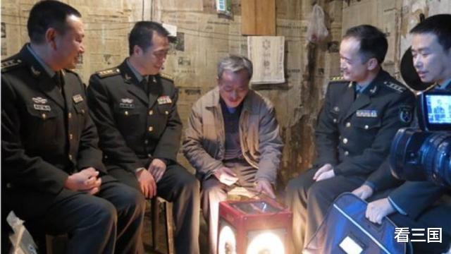 保安|老山战役最悲壮的插旗，被质疑造假，一保安笑称：照片上的人是我