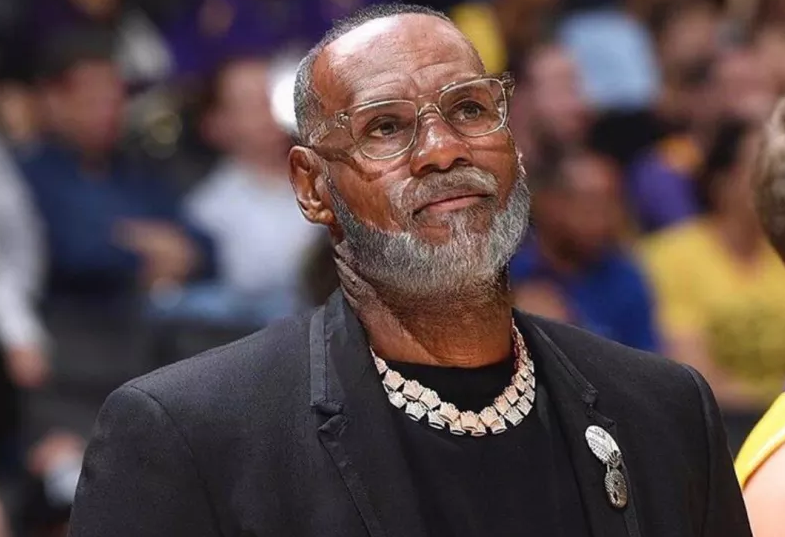 罗斯▲众所周知罗斯是历史最年轻MVP，那谁是最老MVP？网友：没想到是他