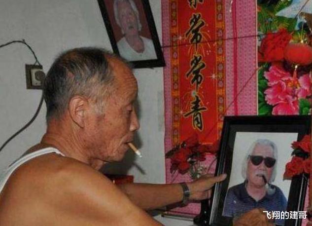 「成龙」2013年，成龙回安徽认祖，在同父异母的穷大哥家只逗留了10多分钟