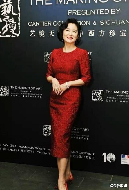 「林青霞」65岁林青霞太惊艳了，穿网状印花连衣裙配短发亮相，气质高贵