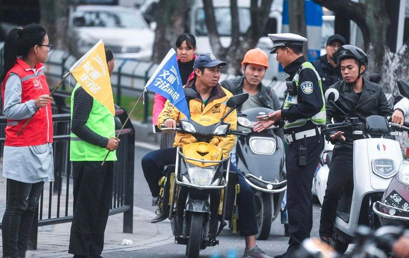【电动车】电动车新规又增一条，想上路先考证！看完费用车主心凉：推着走吧