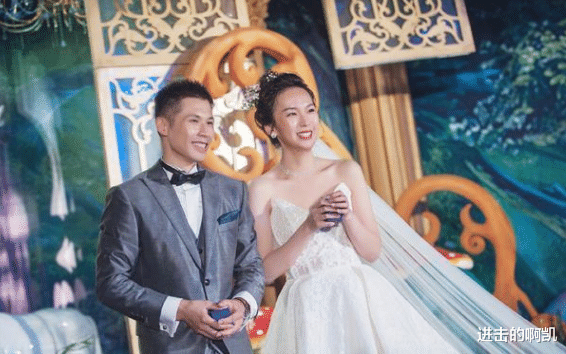 张成龙：中国冠军被富婆倒追，结婚三年抱1岁女儿办婚礼，现30岁身家过亿